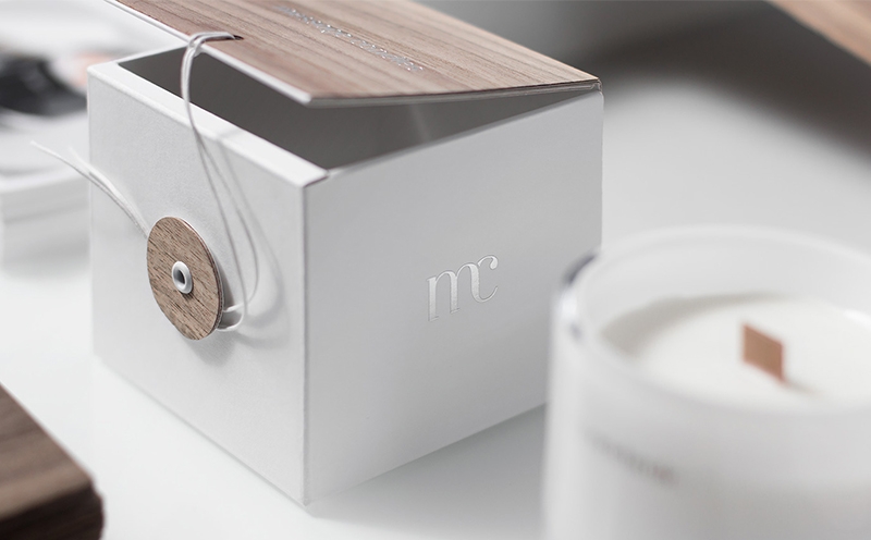 蠟燭包裝設計靈感來源于木芯,天然的紋理與純白色的搭配