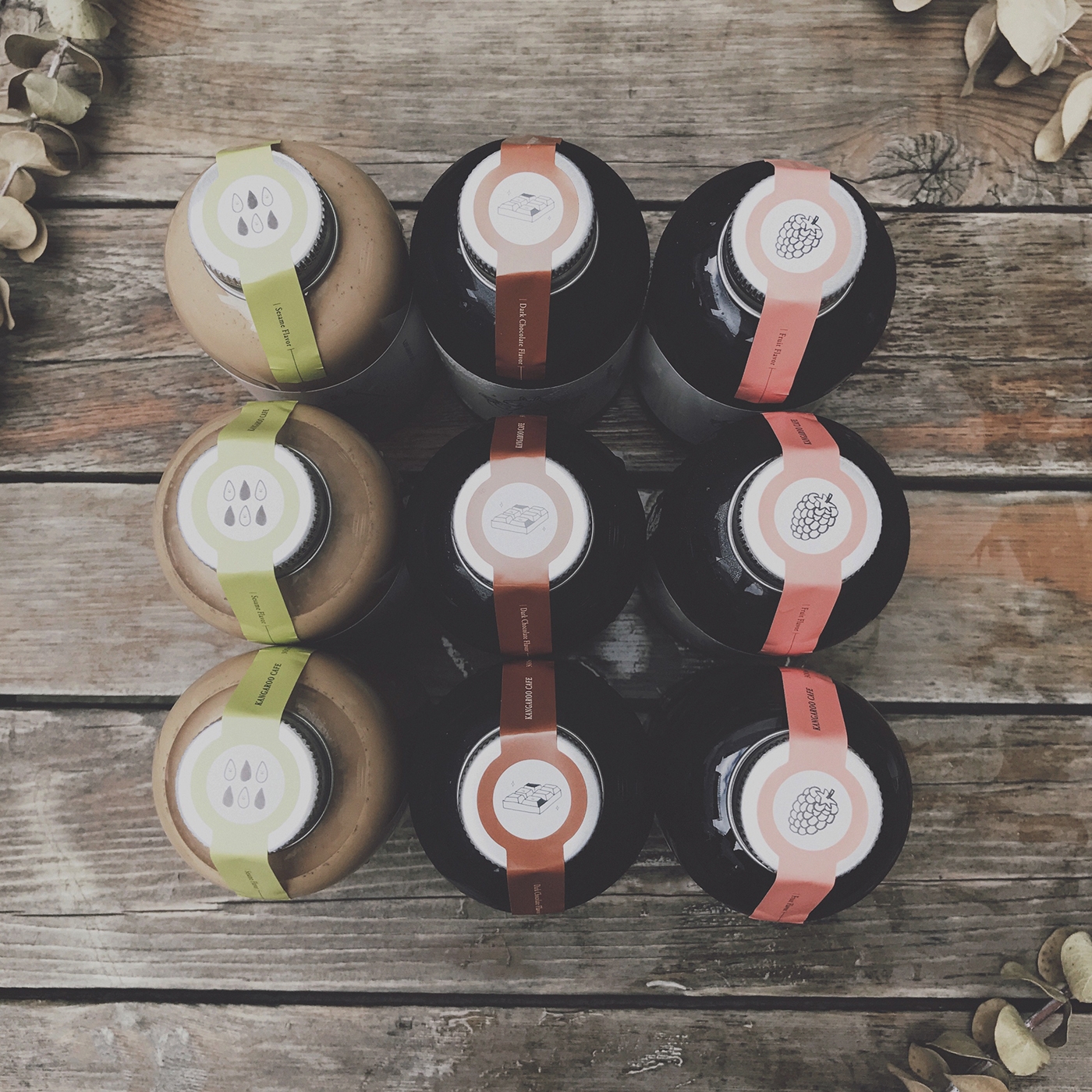 黑巧克力、水果風味、芝麻歐蕾三種不同的咖啡包裝設計